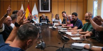 El concejal de Seguridad, Josué Íñiguez, y la concejala de Recursos Humanos, Esther Martín, durante la votación del acuerdo