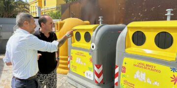 El concejal Ruyman Cardoso explica a un vecinos las novedades de los contenedores