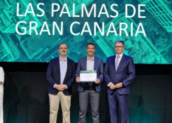 El director general de Innovación Tecnológica del Ayuntamiento, Manuel Ángel Castellano,, recibe el galardón Greencities 2025