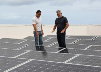 El edil David Hernández, junto al ingeniero municipal, en las placas fotovoltaicas del Ayuntamiento de Puerto de la Cruz (II)