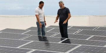 El edil David Hernández, junto al ingeniero municipal, en las placas fotovoltaicas del Ayuntamiento de Puerto de la Cruz (II)
