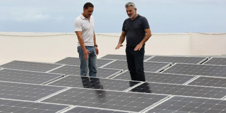 El edil David Hernández, junto al ingeniero municipal, en las placas fotovoltaicas del Ayuntamiento de Puerto de la Cruz (II)