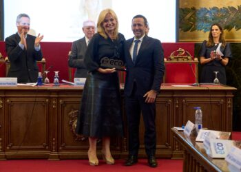Esther Monzón recibe el premio de la Fundación ECO por los avances del SCS en la atención al paciente oncológico