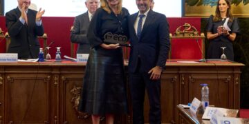 Esther Monzón recibe el premio de la Fundación ECO por los avances del SCS en la atención al paciente oncológico