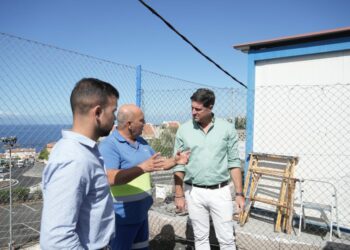 Foto del alcalde visitanto los depósitos municipales