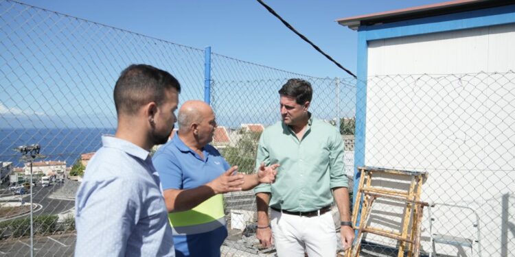 Foto del alcalde visitanto los depósitos municipales
