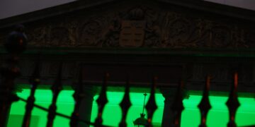 La fachada del Parlamento de Canarias iluminada de color verde