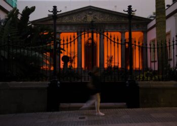 Fachada del Parlamento canario iluminada de color naranja