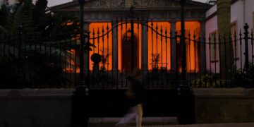 Fachada del Parlamento canario iluminada de color naranja
