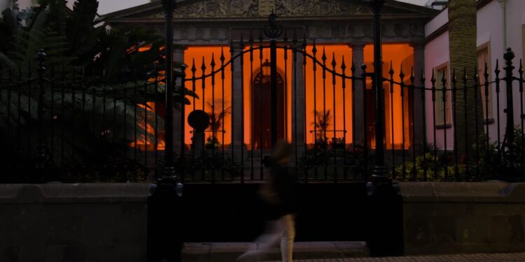 Fachada del Parlamento canario iluminada de color naranja