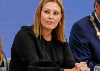 La presidenta del Parlamento canario y de la Calre, Astrid Pérez