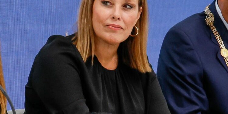 La presidenta del Parlamento canario y de la Calre, Astrid Pérez