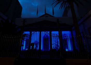 Fachada del Parlamento de Canarias, iluminada de color azul
