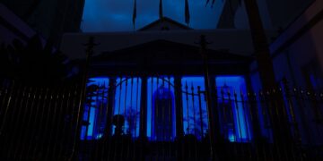 Fachada del Parlamento de Canarias, iluminada de color azul