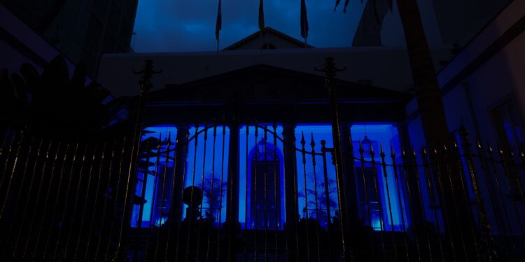Fachada del Parlamento de Canarias, iluminada de color azul