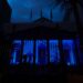 Fachada del Parlamento de Canarias, iluminada de color azul