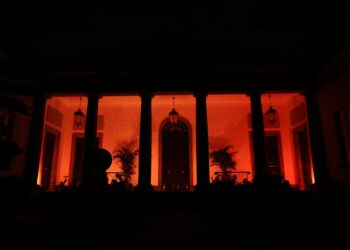 Fachada del Parlamento iluminada de color naranja con motivo del día mundial del ictus