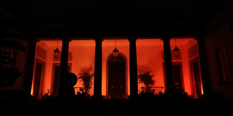 Fachada del Parlamento iluminada de color naranja con motivo del día mundial del ictus