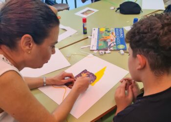 Gema Sánchez muestra a jóvenes estudiantes cómo ‘Crear imágenes con memoria’