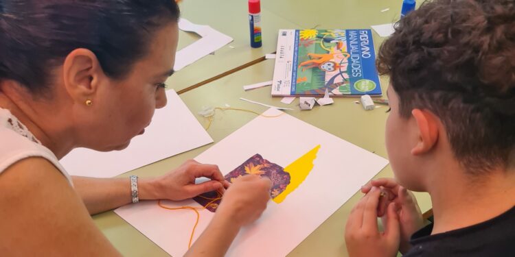 Gema Sánchez muestra a jóvenes estudiantes cómo ‘Crear imágenes con memoria’