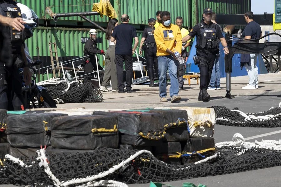 grafcan5945-espana-sucesos-drogas Desembarco del alijo incautado a unos 1.100 kilómetros de las islas Canarias a un mercante que transportaba unos 6.500 kilos de cocaína y de los detenidos en el puerto de Arinaga (Gran Canaria).