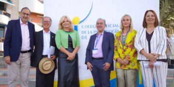 Esther Monzón asiste a la inauguración de la I Feria de Bienestar Psicológico Mentalis