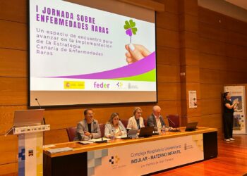 Tristancho repasa los protocolos y servicios para atender a personas con enfermedades raras en Canarias