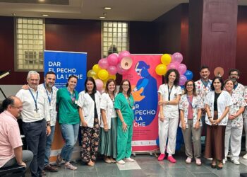 Profesionales del Hospital La Candelaria realizan un encuentro con familias para promover la lactancia materna