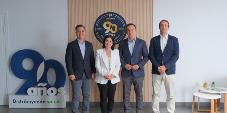 La alcaldesa acompañada por el presidente de Cofarca, Manuel Valido_ el tesorero y miembro del consejo, Alfonso Zafra_ y el director general, José Luis Rodríguez, en la visita a Cofarca