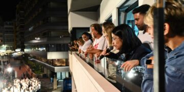 La alcaldesa, Carolina Darias, da inicio al chapuzón