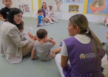 La alcaldesa, Carolina Darias, en la escuela La Sirenita