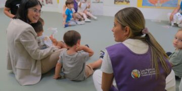 La alcaldesa, Carolina Darias, en la escuela La Sirenita