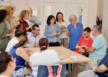 La alcaldesa, Carolina Darias, junto a la concejala de Bienestar Social, Carmen Luz Vargas, en una visita a la Asociación ADEPSI, financiada a través de al convocatoria de las subvenciones (2)