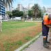 La alcaldesa, Carolina Darias, y el concejal de Limpieza, Héctor Alemán, junto a un trabajador retirando pintadas