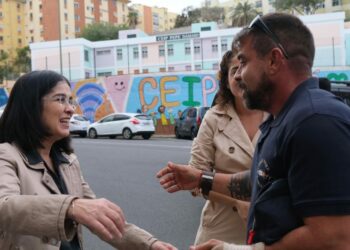 La alcaldesa, Carolina Darias, y la concejala de Ciudad Alta, Betsaida González, en la visita al barrio de Schamann