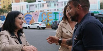 La alcaldesa, Carolina Darias, y la concejala de Ciudad Alta, Betsaida González, en la visita al barrio de Schamann