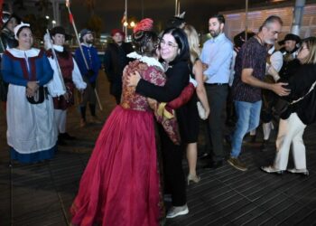 La alcaldesa,Carolina Darias, saludando a la figuración