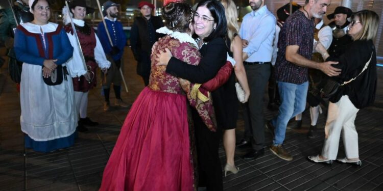 La alcaldesa,Carolina Darias, saludando a la figuración