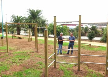 Los concejales de Urbanismo, José Manuel Santana, y de Infraestructuras, Juan Jiménez, durante la visita hoy al Parque de El Bardo donde se han renovado los aparatos de calistenia.
