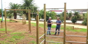 Los concejales de Urbanismo, José Manuel Santana, y de Infraestructuras, Juan Jiménez, durante la visita hoy al Parque de El Bardo donde se han renovado los aparatos de calistenia.