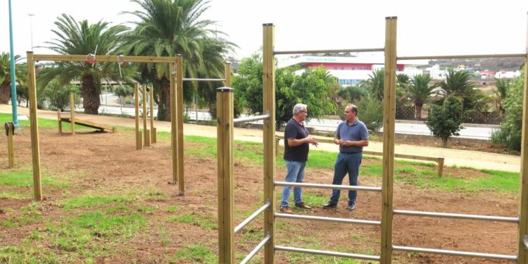 Los concejales de Urbanismo, José Manuel Santana, y de Infraestructuras, Juan Jiménez, durante la visita hoy al Parque de El Bardo donde se han renovado los aparatos de calistenia.