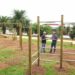 Los concejales de Urbanismo, José Manuel Santana, y de Infraestructuras, Juan Jiménez, durante la visita hoy al Parque de El Bardo donde se han renovado los aparatos de calistenia.