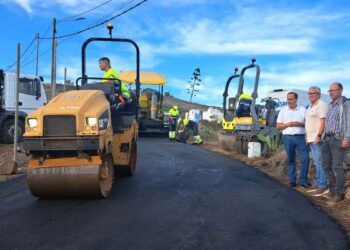 Los concejales de Vías y Obras, Juan Jiménez, y de Urbanismo Jose Manuel Santana, junto al técnico municipal durante la visita a los trabajos en Paso María de los Santos