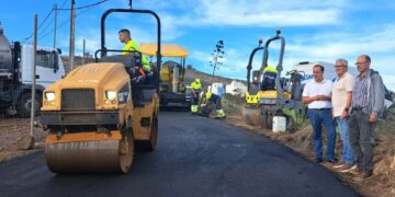 Los concejales de Vías y Obras, Juan Jiménez, y de Urbanismo Jose Manuel Santana, junto al técnico municipal durante la visita a los trabajos en Paso María de los Santos