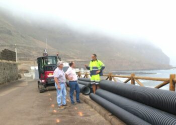 Los concejales de Vías y Obras, Juan Jiménez, y Urbanismo, José Manuel Santana, durante la visita hoy a San Felipe