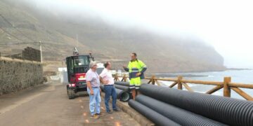 Los concejales de Vías y Obras, Juan Jiménez, y Urbanismo, José Manuel Santana, durante la visita hoy a San Felipe