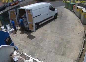 Momento en el que se depositan los escombros