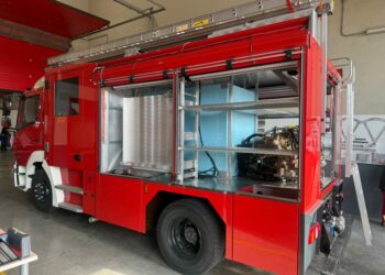 Montaje de uno de los camiones primera salida de los Bomberos de Las Palmas de Gran Canaria