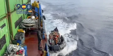 Los GEO se incautan de 4.000 kilos de cocaína de un barco a 1.100 kilómetros de Canarias con dirección Vigo