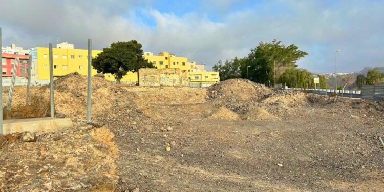 Parte de la parcela con la Casa del Mato al fondo